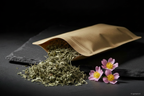 Cistus Kraut aus Kraft-Doypack auf Schieferplatte, KI-generiert