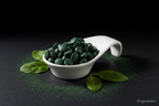 Spirulina Tabletten in weißer Keramikschale auf Schieferplatte, KI-generiert